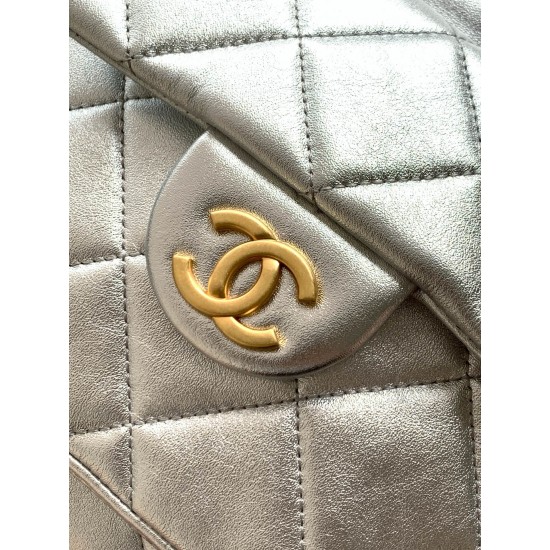 860 Chanel 25k Silver Shoulder Bag Super cool silver is also a color that has been out for many seasons Enough to hold a sense of fashionable atmosphere Small school bag with good capacity Shoulder strap with adjustable position Suction buckle pocket on t