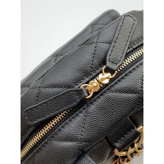 860 Chanel 25k Shoulder Bag Super cool and has been out for many seasons color Enough to hold a sense of fashionable atmosphere Small school bag with good capacity Shoulder strap with adjustable position Suction buckle pocket on the front color color R Cu