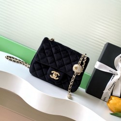 650 25a beauty diamond ball cf velvet bag how can be so good looking velvet texture is also advanced even if you have seen countless chanel still can sink at a glance this bag diamond ball on each diamond is very delicate a lot of people say that the velv