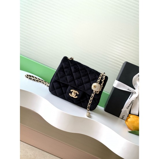 650 25a beauty diamond ball cf velvet bag how can be so good looking velvet texture is also advanced even if you have seen countless chanel still can sink at a glance this bag diamond ball on each diamond is very delicate a lot of people say that the velv