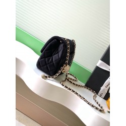 650 25a beauty diamond ball cf velvet bag how can be so good looking velvet texture is also advanced even if you have seen countless chanel still can sink at a glance this bag diamond ball on each diamond is very delicate a lot of people say that the velv
