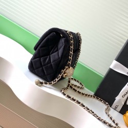 650 25a beauty diamond ball cf velvet bag how can be so good looking velvet texture is also advanced even if you have seen countless chanel still can sink at a glance this bag diamond ball on each diamond is very delicate a lot of people say that the velv