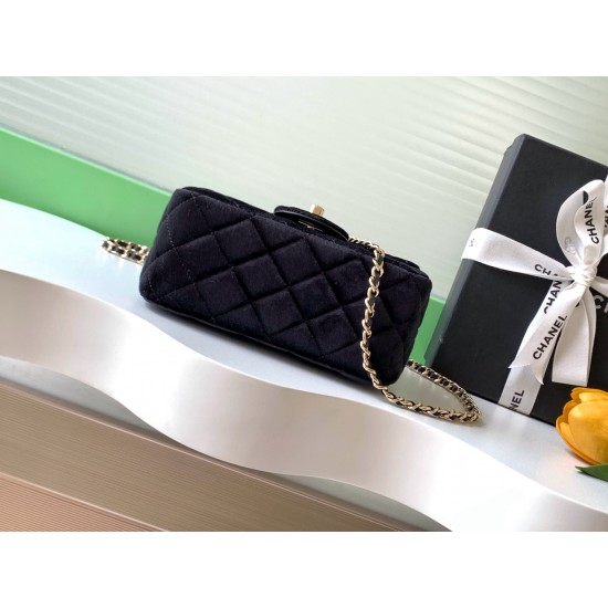 650 25a beauty diamond ball cf velvet bag how can be so good looking velvet texture is also advanced even if you have seen countless chanel still can sink at a glance this bag diamond ball on each diamond is very delicate a lot of people say that the velv