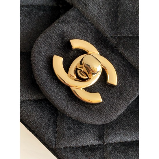 650 25a beauty diamond ball cf velvet bag how can be so good looking velvet texture is also advanced even if you have seen countless chanel still can sink at a glance this bag diamond ball on each diamond is very delicate a lot of people say that the velv