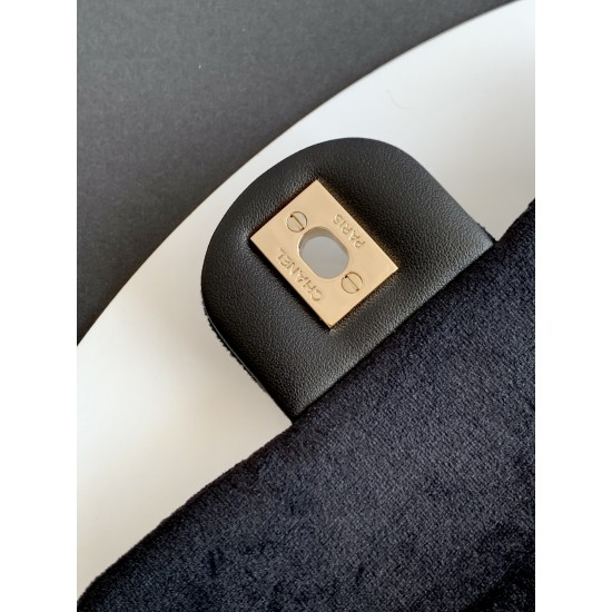 650 25a beauty diamond ball cf velvet bag how can be so good looking velvet texture is also advanced even if you have seen countless chanel still can sink at a glance this bag diamond ball on each diamond is very delicate a lot of people say that the velv