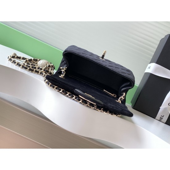 650 25a beauty diamond ball cf velvet bag how can be so good looking velvet texture is also advanced even if you have seen countless chanel still can sink at a glance this bag diamond ball on each diamond is very delicate a lot of people say that the velv