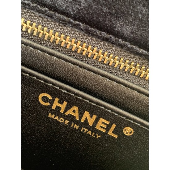 650 25a beauty diamond ball cf velvet bag how can be so good looking velvet texture is also advanced even if you have seen countless chanel still can sink at a glance this bag diamond ball on each diamond is very delicate a lot of people say that the velv