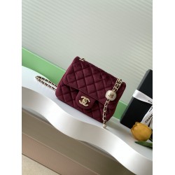650 25a beauty diamond ball cf velvet bag how can be so good looking velvet texture is also advanced even if you have seen countless chanel still can sink at a glance this bag diamond ball on each diamond is very delicate a lot of people say that the velv