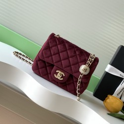 650 25a beauty diamond ball cf velvet bag how can be so good looking velvet texture is also advanced even if you have seen countless chanel still can sink at a glance this bag diamond ball on each diamond is very delicate a lot of people say that the velv