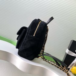 730 Chanel 25k Shoulder Bag Frosted leather is super cool and has come out in many seasonal colors enough to hold a sense of fashionable atmosphere Small school bag with good capacity Shoulder strap with adjustable position also has a small pocket with su