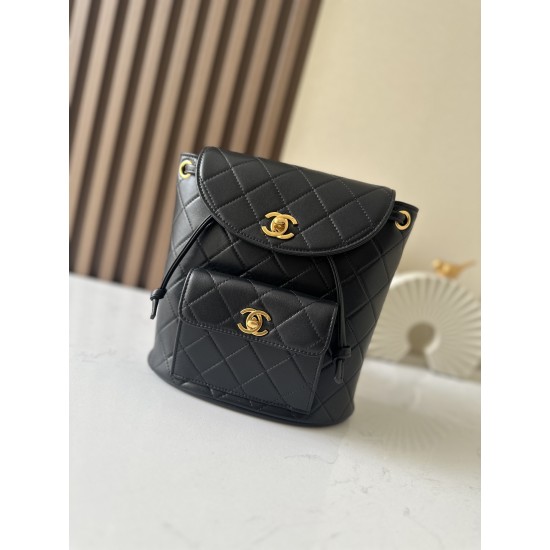950 Upgrade Back in stock ChaneVintage shoulder bag It is no exaggeration to say that this is a vintage backpack that can be passed on to future generations Classic double c logo diamond pattern with gold metal Leather chain shoulder strap texture full of