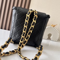 950 Upgrade Back in stock ChaneVintage shoulder bag It is no exaggeration to say that this is a vintage backpack that can be passed on to future generations Classic double c logo diamond pattern with gold metal Leather chain shoulder strap texture full of