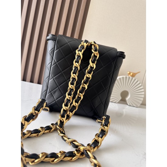 950 Upgrade Back in stock ChaneVintage shoulder bag It is no exaggeration to say that this is a vintage backpack that can be passed on to future generations Classic double c logo diamond pattern with gold metal Leather chain shoulder strap texture full of