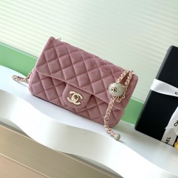 680 25a beauty diamond ball cf velvet bag how can be so good looking velvet texture is also advanced even if you have seen countless chanel still can sink at a glance this bag diamond ball on each diamond is very delicate a lot of people say that the velv