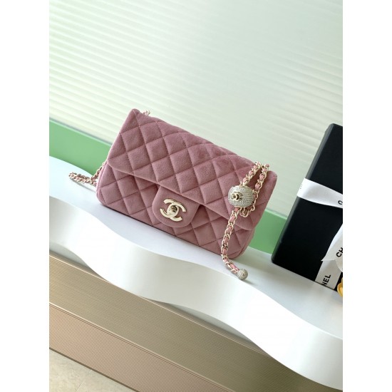 680 25a beauty diamond ball cf velvet bag how can be so good looking velvet texture is also advanced even if you have seen countless chanel still can sink at a glance this bag diamond ball on each diamond is very delicate a lot of people say that the velv