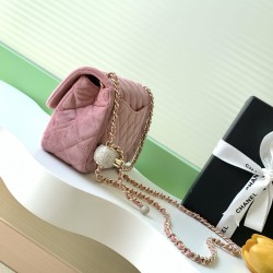 680 25a beauty diamond ball cf velvet bag how can be so good looking velvet texture is also advanced even if you have seen countless chanel still can sink at a glance this bag diamond ball on each diamond is very delicate a lot of people say that the velv