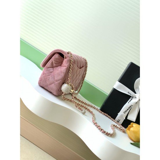 680 25a beauty diamond ball cf velvet bag how can be so good looking velvet texture is also advanced even if you have seen countless chanel still can sink at a glance this bag diamond ball on each diamond is very delicate a lot of people say that the velv