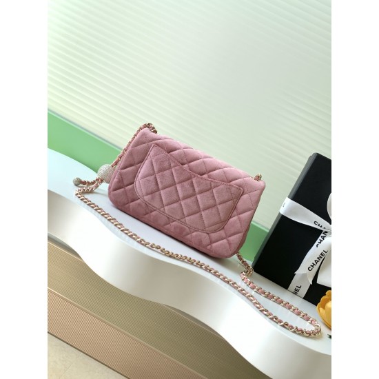 680 25a beauty diamond ball cf velvet bag how can be so good looking velvet texture is also advanced even if you have seen countless chanel still can sink at a glance this bag diamond ball on each diamond is very delicate a lot of people say that the velv