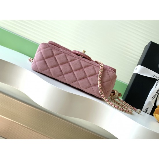 680 25a beauty diamond ball cf velvet bag how can be so good looking velvet texture is also advanced even if you have seen countless chanel still can sink at a glance this bag diamond ball on each diamond is very delicate a lot of people say that the velv