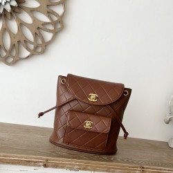 950 In stock ChaneVintage Shoulder Bag It's no exaggeration to say that this is a vintage backpack that can be passed on to future generations Classic double c logo diamond plaid with gold metal Leather chain shoulder straps textured lambskin leather is s