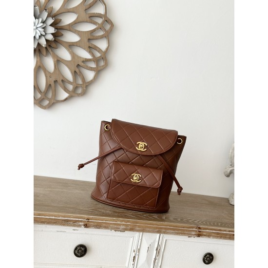 950 In stock ChaneVintage Shoulder Bag It's no exaggeration to say that this is a vintage backpack that can be passed on to future generations Classic double c logo diamond plaid with gold metal Leather chain shoulder straps textured lambskin leather is s