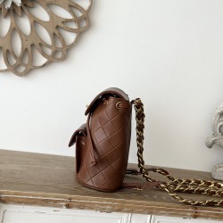 950 In stock ChaneVintage Shoulder Bag It's no exaggeration to say that this is a vintage backpack that can be passed on to future generations Classic double c logo diamond plaid with gold metal Leather chain shoulder straps textured lambskin leather is s