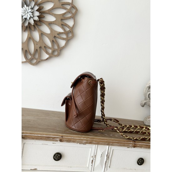 950 In stock ChaneVintage Shoulder Bag It's no exaggeration to say that this is a vintage backpack that can be passed on to future generations Classic double c logo diamond plaid with gold metal Leather chain shoulder straps textured lambskin leather is s