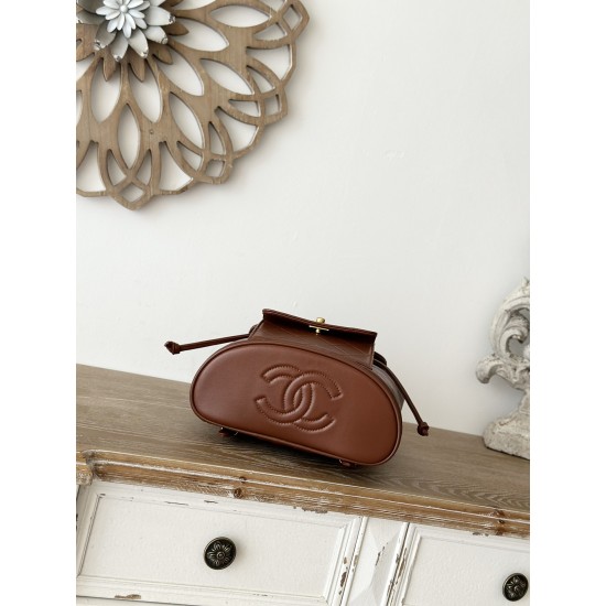 950 In stock ChaneVintage Shoulder Bag It's no exaggeration to say that this is a vintage backpack that can be passed on to future generations Classic double c logo diamond plaid with gold metal Leather chain shoulder straps textured lambskin leather is s