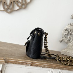 850 In stock ChaneVintage Shoulder Bag Black Sheepskin It is no exaggeration to say that this is a vintage backpack that can be passed on to future generations Classic double c logo diamond pattern with gold metal Leather chain shoulder straps texture ful