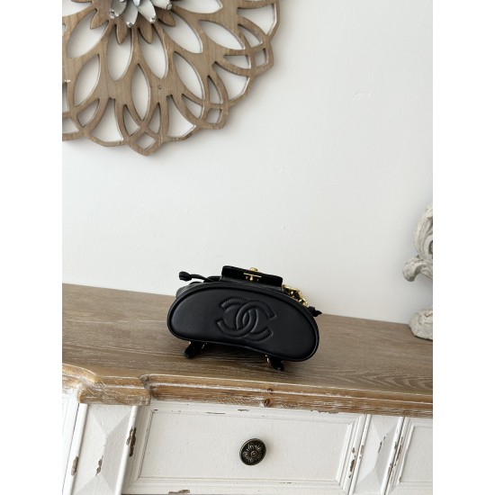 850 In stock ChaneVintage Shoulder Bag Black Sheepskin It is no exaggeration to say that this is a vintage backpack that can be passed on to future generations Classic double c logo diamond pattern with gold metal Leather chain shoulder straps texture ful