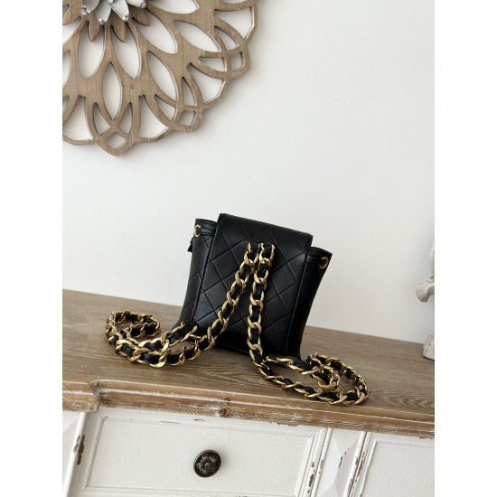 850 In stock ChaneVintage Shoulder Bag Black Sheepskin It is no exaggeration to say that this is a vintage backpack that can be passed on to future generations Classic double c logo diamond pattern with gold metal Leather chain shoulder straps texture ful