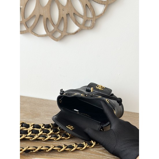 850 In stock ChaneVintage Shoulder Bag Black Sheepskin It is no exaggeration to say that this is a vintage backpack that can be passed on to future generations Classic double c logo diamond pattern with gold metal Leather chain shoulder straps texture ful