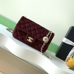 680 25a beauty diamond ball cf velvet bag how can be so good looking velvet texture is also advanced even if you have seen countless chanel still can sink at a glance this bag diamond ball on each diamond is very delicate a lot of people say that the velv