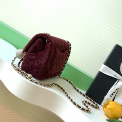 680 25a beauty diamond ball cf velvet bag how can be so good looking velvet texture is also advanced even if you have seen countless chanel still can sink at a glance this bag diamond ball on each diamond is very delicate a lot of people say that the velv