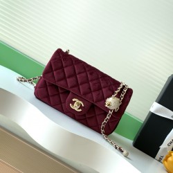 680 25a beauty diamond ball cf velvet bag how can be so good looking velvet texture is also advanced even if you have seen countless chanel can still sink at a glance this bag diamond ball on each diamond is very delicate a lot of people say that the velv