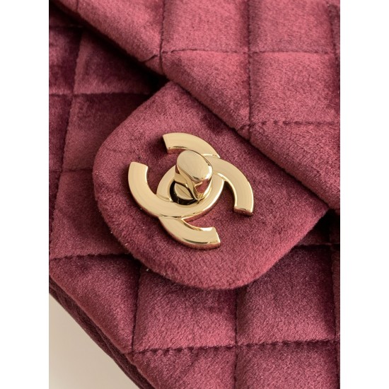 680 25a beauty diamond ball cf velvet bag how can be so good looking velvet texture is also advanced even if you have seen countless chanel can still sink at a glance this bag diamond ball on each diamond is very delicate a lot of people say that the velv