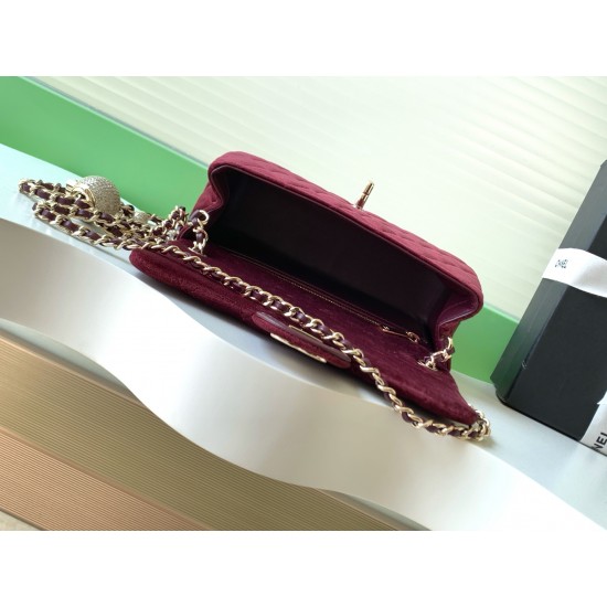 680 25a beauty diamond ball cf velvet bag how can be so good looking velvet texture is also advanced even if you have seen countless chanel can still sink at a glance this bag diamond ball on each diamond is very delicate a lot of people say that the velv