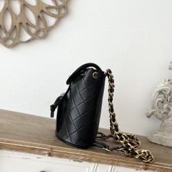 950 In stock ChaneVintage shoulder bag It is no exaggeration to say that this is a vintage backpack that can be passed on to future generations Classic double c logo diamond pattern with gold metal Leather chain shoulder straps texture full of lambskin le