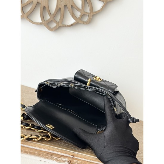 950 In stock ChaneVintage shoulder bag It is no exaggeration to say that this is a vintage backpack that can be passed on to future generations Classic double c logo diamond pattern with gold metal Leather chain shoulder straps texture full of lambskin le