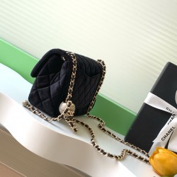 680 25a beauty diamond ball cf velvet bag how can be so good looking velvet texture is also advanced even if you have seen countless chanel still can sink at a glance this bag diamond ball on each diamond is very delicate a lot of people say that the velv