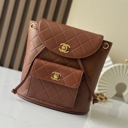 950 Upgrade back to stock ChaneVintage shoulder bag It's no exaggeration to say that this is a vintage backpack that can be passed on to future generations Classic double c logo diamond pattern with gold metal Leather chain shoulder strap texture full of 