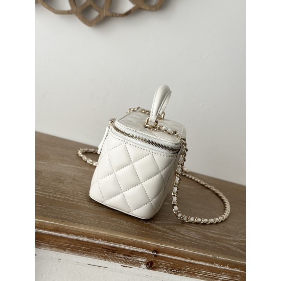 610 spot Chane new large chain makeup bag inside with a makeup mirror The new box bag actually added a handle to get the actual object was completely planted completely different temperament surprise stunning can be shoulder crossbody handheld can be load