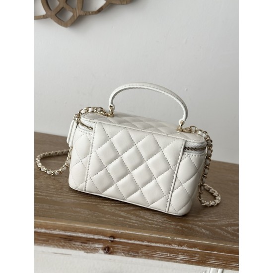 610 spot Chane new large chain makeup bag inside with a makeup mirror The new box bag actually added a handle to get the actual object was completely planted completely different temperament surprise stunning can be shoulder crossbody handheld can be load