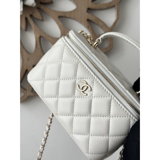 610 spot Chane new large chain makeup bag inside with a makeup mirror The new box bag actually added a handle to get the actual object was completely planted completely different temperament surprise stunning can be shoulder crossbody handheld can be load