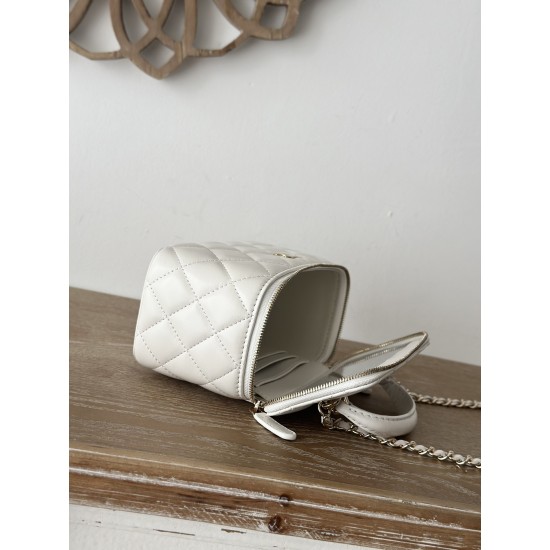 610 spot Chane new large chain makeup bag inside with a makeup mirror The new box bag actually added a handle to get the actual object was completely planted completely different temperament surprise stunning can be shoulder crossbody handheld can be load