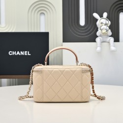 610 Fragrance grandmother's new box chain makeup bag is worthy of this year's popular models of this series since its launch has captured the hearts of too many girls small and cute on the body to reduce the age of good-looking body of the classic diamond