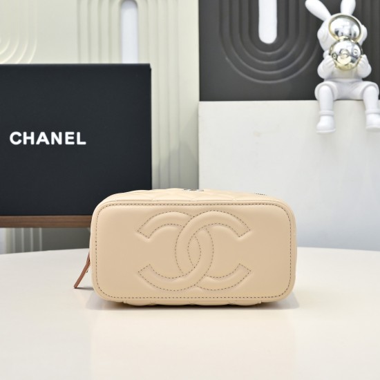 610 Fragrance grandmother's new box chain makeup bag is worthy of this year's popular models of this series since its launch has captured the hearts of too many girls small and cute on the body to reduce the age of good-looking body of the classic diamond