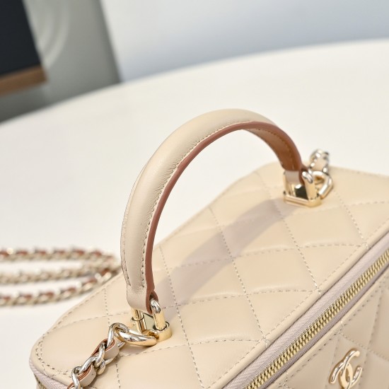 610 Fragrance grandmother's new box chain makeup bag is worthy of this year's popular models of this series since its launch has captured the hearts of too many girls small and cute on the body to reduce the age of good-looking body of the classic diamond