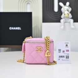 550 love adjustable buckle box bag Counter price to buy the development of the latest love adjustable buckle box bag inside there is also a makeup mirror throughout the hold more directly lovely to live in the atmosphere of the sense of direct bombing har