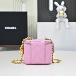 550 love adjustable buckle box bag Counter price to buy the development of the latest love adjustable buckle box bag inside there is also a makeup mirror throughout the hold more directly lovely to live in the atmosphere of the sense of direct bombing har